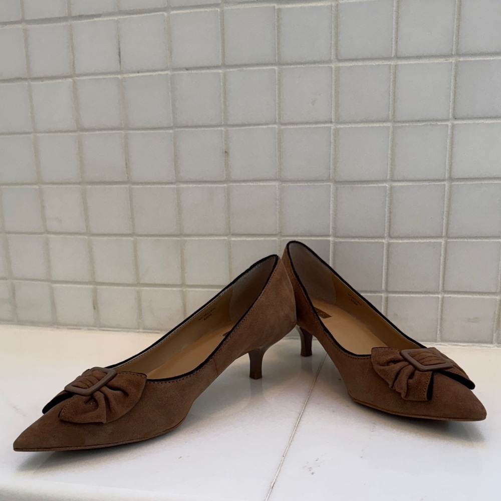 Tahari Brown Suede Heels with Bow Accent, 6 1/2 - Picture 1 of 9